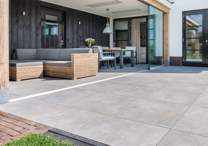 Moderne achtertuin in Zwolle met strakke lijnen en grote tegels